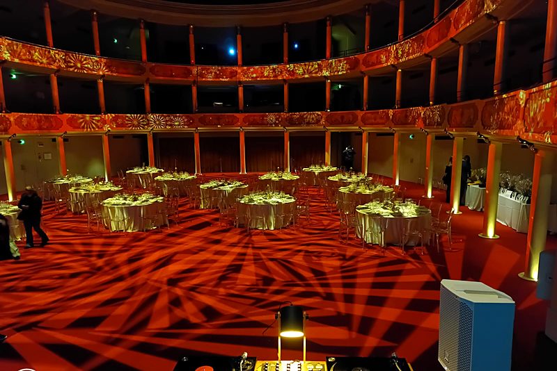 Teatro allestito per una cena di gala