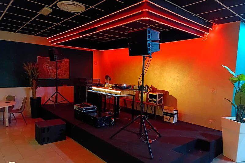 Palco con casse e LED