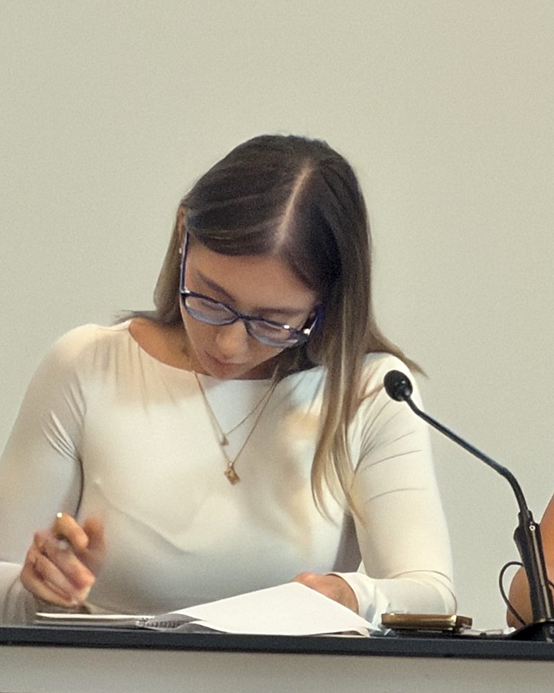 Interprete che prende appunti