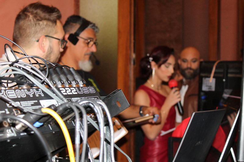 Mixer in primo piano e presentatore sulla passerella