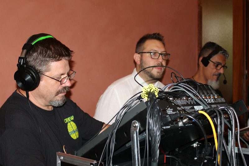 Tre tecnici Overmind in regia durante una sfilata