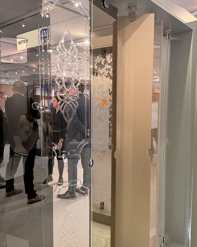 Visitatori davanti a uno stand di vetro