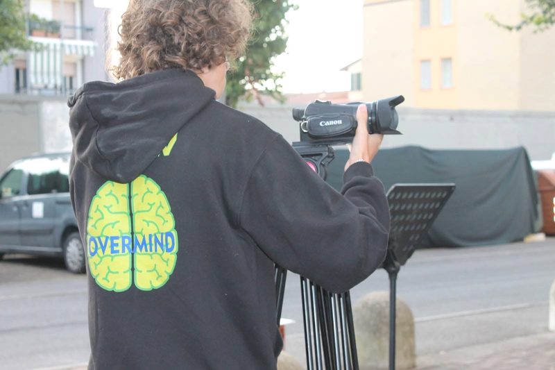 Operatore Overmind con telecamera